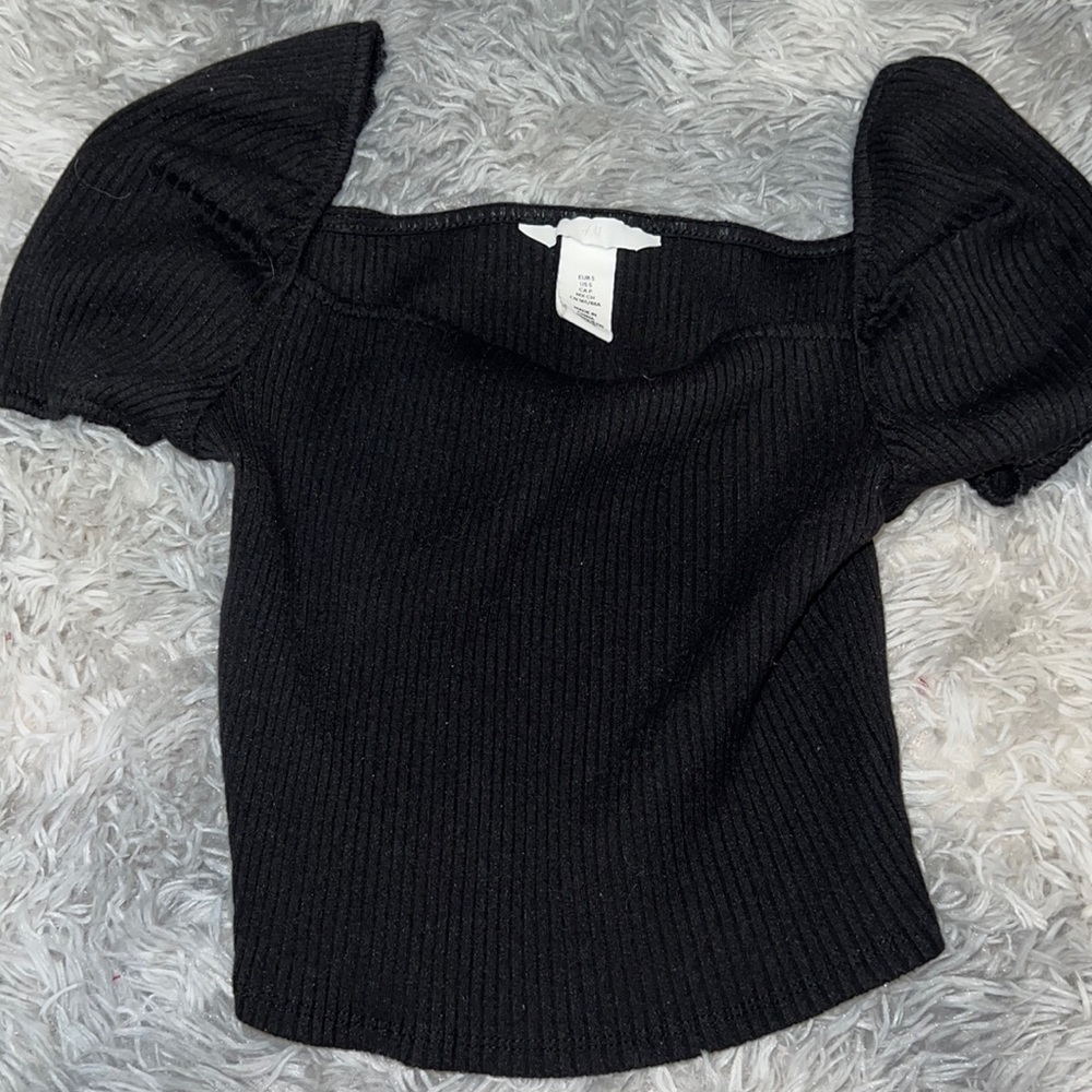 Puffy sleeved black H&M tee